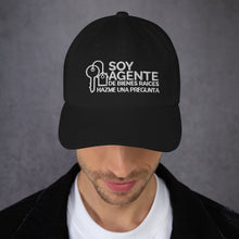 Load image into Gallery viewer, GORRA SOY AGENTE DE BIENES RAICES HAZME UNA PREGUNTA LETRA BLANCA