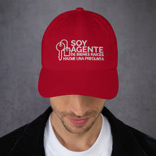 Load image into Gallery viewer, GORRA SOY AGENTE DE BIENES RAICES HAZME UNA PREGUNTA LETRA BLANCA