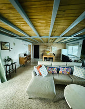 Load image into Gallery viewer, Villa Catalina – Una joya frente al mar en Islote, Arecibo
