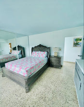 Load image into Gallery viewer, Villa Catalina – Una joya frente al mar en Islote, Arecibo
