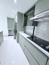 Load image into Gallery viewer, TOTALMENTE REMODELADO Y AMUEBLADO – ALQUILER EN PARKSIDE, GUAYNABO

