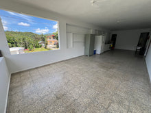 Load image into Gallery viewer, Opcionada Propiedad Comercial Uso Mixto en Barrio Guavate en Cayey
