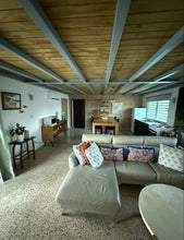 Load image into Gallery viewer, Villa Catalina – Una joya frente al mar en Islote, Arecibo
