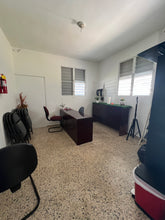 Load image into Gallery viewer, Opcionada Propiedad Comercial Uso Mixto en Barrio Guavate en Cayey
